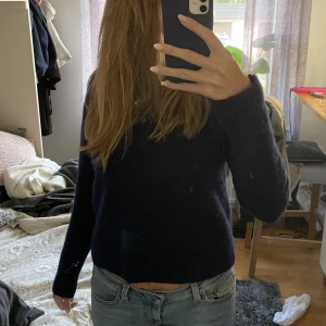 Mörkblå stickad tröja  - Säljer min mörkblå stickade tröja då den inte kommit till använding. Säljer för 250kr, priset kan diskuteras! Liten i storleken så jag skulle gissa att den passar allt ifrån xs-m👌🏻