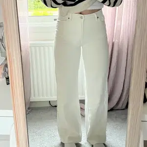 Vita jeans från monki🌟använd fåtal gånger och säljer då jag inte fått mer användning av dem. Fint skick!😊jag är ca 168 cm lång, för att kunna jämföra😄