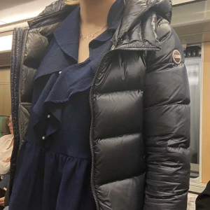 Colmar jacka - Säljer min vinter colmar jacka som ja köpte förra vintern för 5496 kr. Sparsamt använd. Den är blank även fast det inte ser ut så på bilderna pga ljuset, JÄTTE LITEN i storlek har i vanliga fall 38 på jackor men i denna behövdes 42!! Priset är diskuterbar