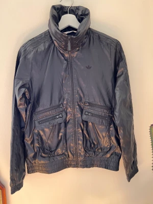 Svart Adidas vårjacka windbreaker tröja strl 36/S - Rök och djurfritt hem.  Använd 1 gång Tts