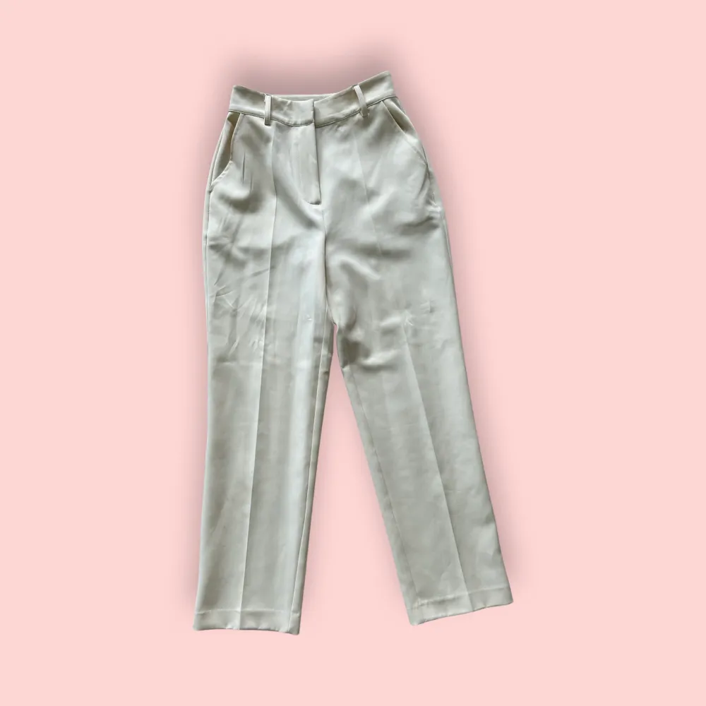 Högmidjade kostymbyxor från NA-KD i storlek 34. Du kan använda KÖP NU 🫶🧚. Jeans & Byxor.