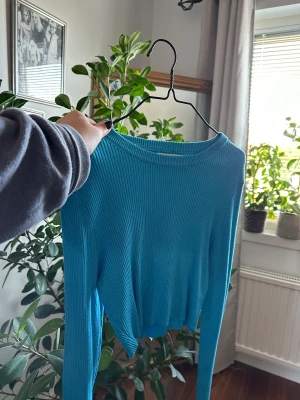 blå topp - en jättefin topp från PULL&BEAR som är helt oanvänd. Storlek L men skulle säga att den är liten i storleken så egentligen en S