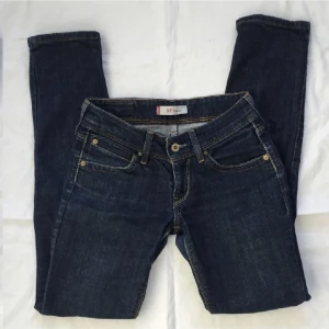 Levis  - Lågmidjade Levis jeans i storlek 27x32, passar mer till 24-26