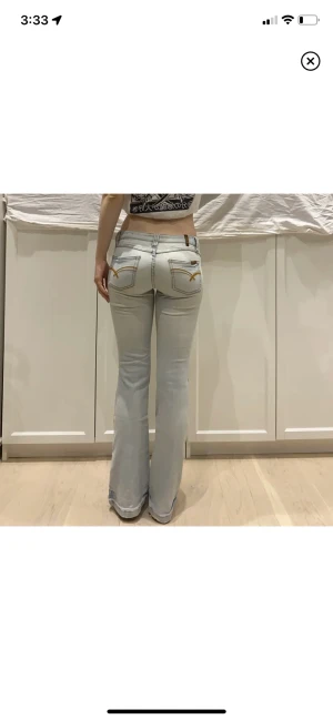 Lågmidjade jeans  - Jeans köpta hör på plick men säljer de då de var för små. Midjemått 39 cm Innerbenslängd 81 cm! Obs de är stretching 