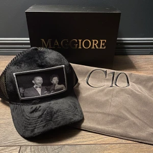 Maggiore keps - Hej, säljer nu denna eftertraktade Maggiore keps som sålde slut på bara några minuter. Kepsen är endast testad och alltså helt ny. Endast kepsen som fås med vid köp. Hör av er med frågor eller funderingar. 