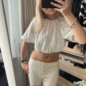 Topp - Supersöt topp/blus som är lite croppad med lite textur❣️ endast använd fåtal gånger och i bra skick! Skulle säga att denna passar en S😚 finns band man knyter i kors i bak så lite öppen rygg också vilket är så fint🤩