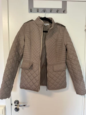 Jacka - Oliverfärgad/beige jacka.