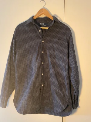 Ralph Lauren skjorta  - Säljer denna fräscha Ralph Lauren skjorta. Den är i väldigt fint skick! Postas bara Betalningar sker via Swish!