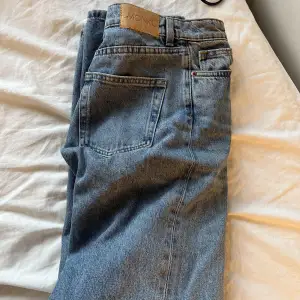 Blåa Monki jeans i storlek 26, använda ett fåtal gånger. Mitt pris 100kr + frakt