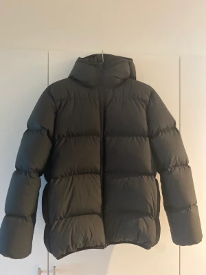 Peak performance - Peak jacka (puffer rivel) i mycket fint skick! Använd endast en gång då den är för stor för mig. Storlek M. Pris kan diskuteras vid snabb affär