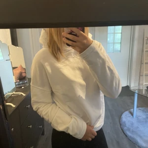 Vit hoodie - Vit hoodie från Cubus i storlek XS. Använd men fortfarande i väldigt bra skick.