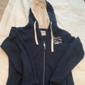 Race marine hoodie  - Jättefin hoodie från race marine, använd men i ett bra skick, sjukt mysigt material i luvan, vid ytterligare frågor är det bara att höra av sig😊🫶🏻