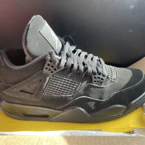 JORDAN 4 BLACK CATS - Jag säljer RIKTIGA Jordan 4’s. Nypris på de är cirka 11,000kr kom gärna med prisförslag.