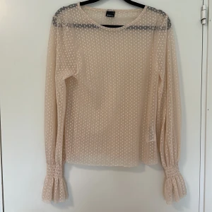 Blus - Tunn genomskinlig blus.