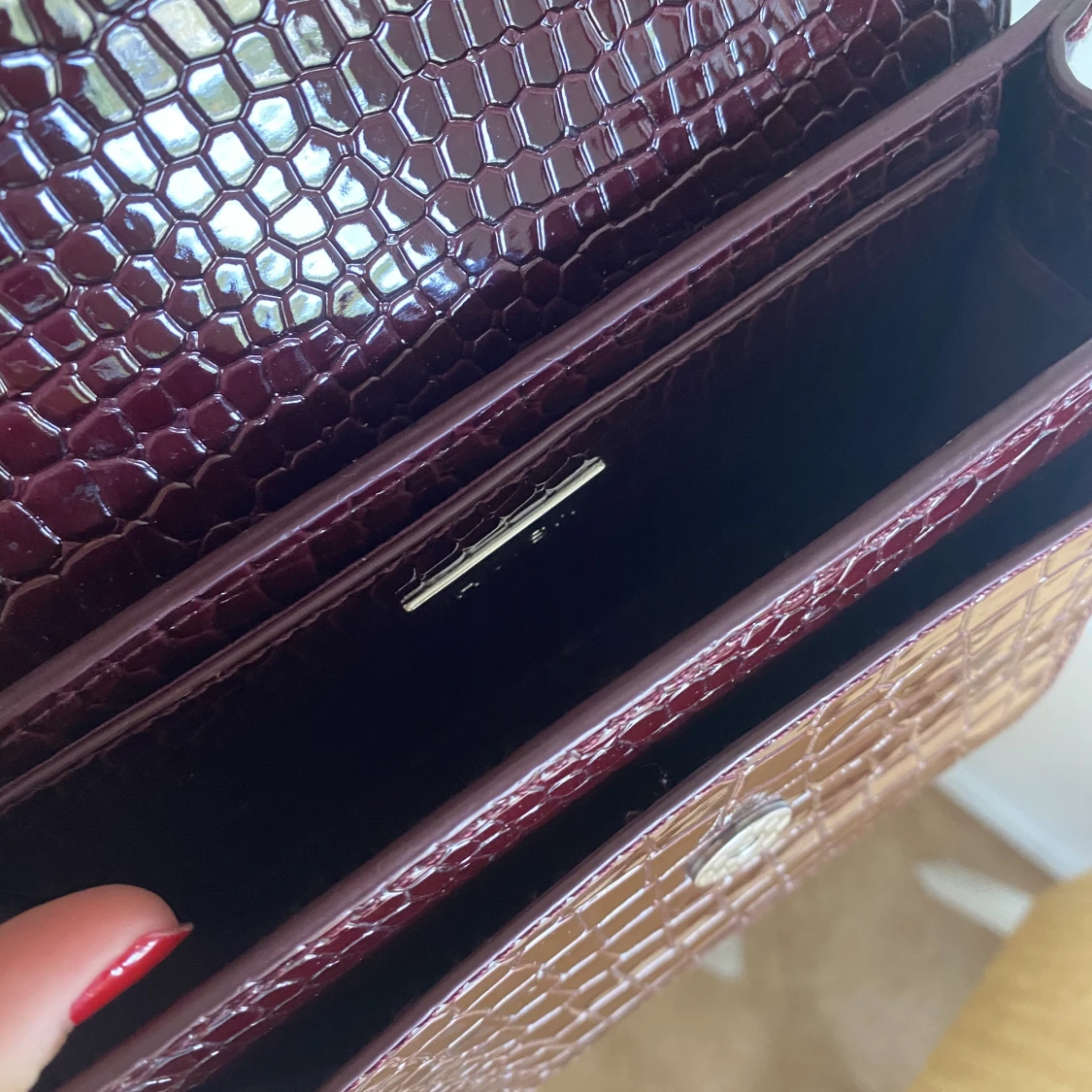 Hvisk axelrämsväska mörkröd/bordeaux - 91