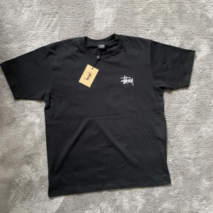 Stussy t-shirt - Säljer nu denna oanvända stussy t-shirt. 10/10 skick kontakta mig vid frågor. Storlek S men passar M.