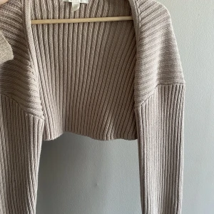 Stickad kofta - Jätte fin stickad kofta från hm, säljs då den inte kommit till användning på senaste💗