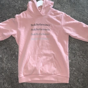 Peak performance hoodie  - Säljer min peak performance hoodie billig väldigt bra skicka knappt använd