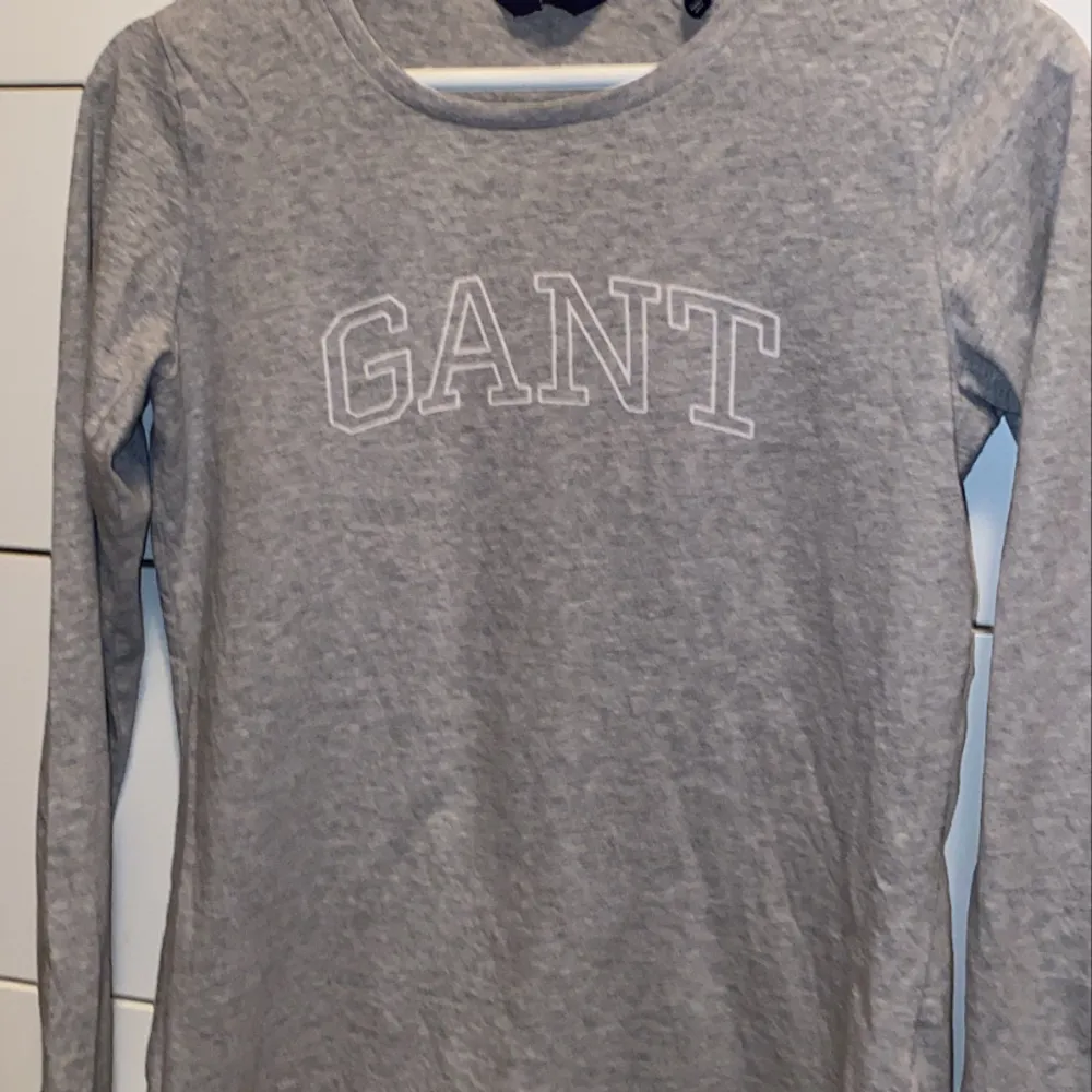 Grå långärmad Gant tröja i superbra skick, endast använd 2 gånger. Frakt tillkommer 💓. Toppar.