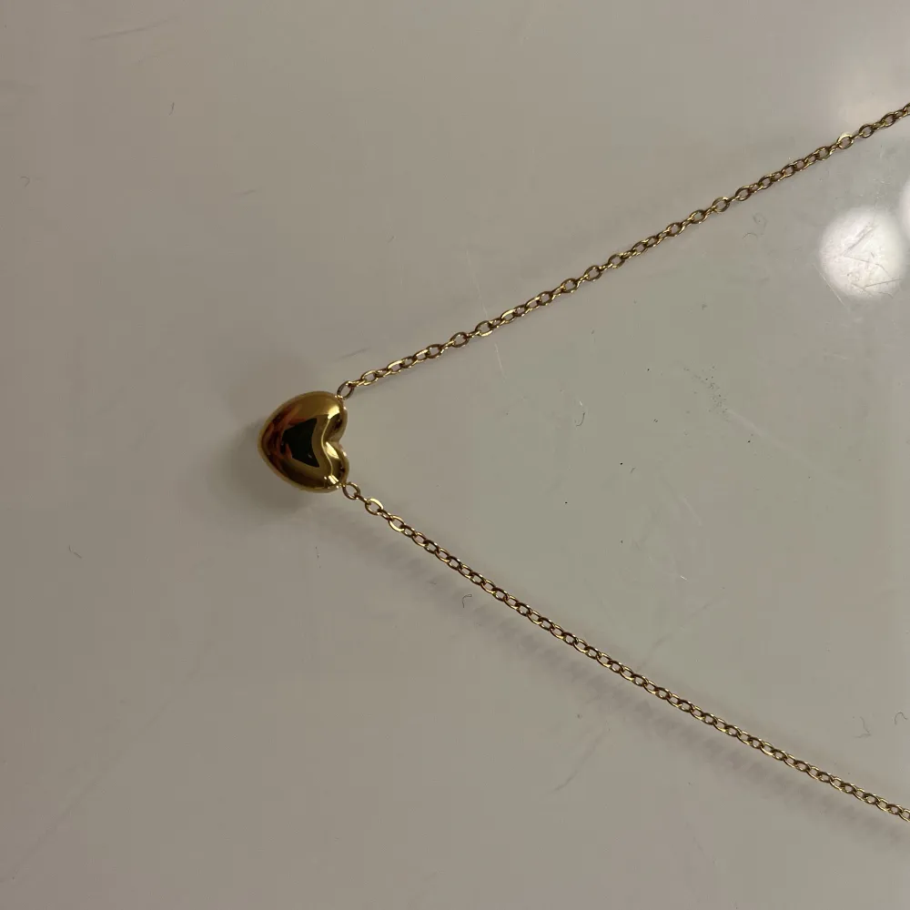 Guldigt hjärt halsband ifrån edblad helt oanvänd (ny pris 249). Accessoarer.