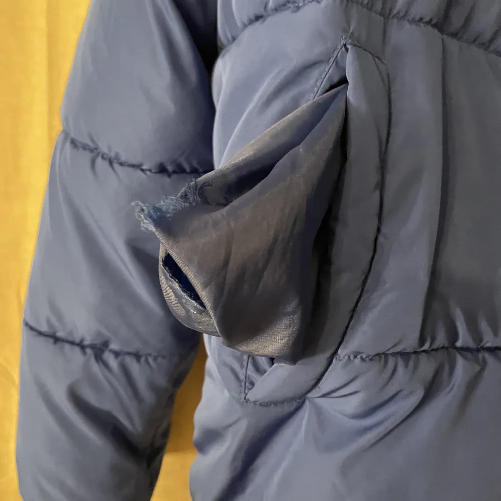Blå jacka från Zalando är slutsåld nu mysig vinter/ höst jacka obs en ficka är trasig på insidan går att sy ihop . Jackor.