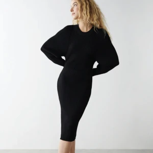 Stickad klänning - Slutsåld stickad klänning från Gina Tricot. Aldrig använt, har dock tagit av lapparna därav säljer jag den. Jätte fin i höst och vinter💗🌺strechig