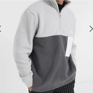 Topman- fleece  - Följ profilen och få 5% i rabatt   Produktens skick:god skick   Storlek: xs  Passform: regular fit   För mer info, kontakta mig 😀