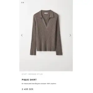 En OTROLIGT mjuk v-ringad tröja från Soft Goat i 100% Kashmir. Nyskick. Modellen är helt slutsåld online. Ordinariepris 2495 kr.