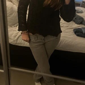 LTB jeans valerie bootcut - Säljer mina gråa jeans från ltb!😇 De är använda ett par gånger men är i nyskick. Säljer pga att de inte kommer till användning längre😕💗Nypris:830kr😊Skriv om ni vill ha fler bilder!🫶!!! OBS BUDET BLRJAR VID 700!! Jag glömde ändra priset 