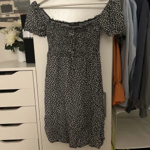 Klänning - Super söt klänning med fjärilar som tyvärr inte passar mig längre. Perfekt skick = har varken hål eller fläckar någonstans.