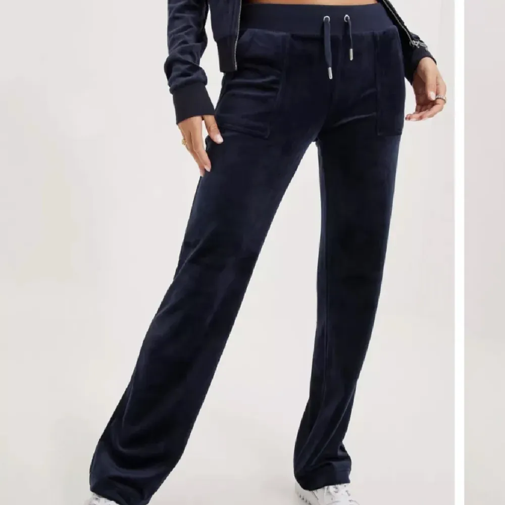 Säljer mina mörkblå juicy byxor då de är för stora💞. Jeans & Byxor.