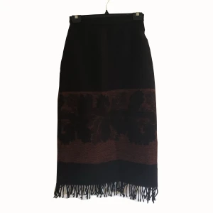 vintage yllekjol 1990-tal - Vintage yllekjol från 1990-talet med fransar och bruna lövdetaljer. Väldigt fint skick. 