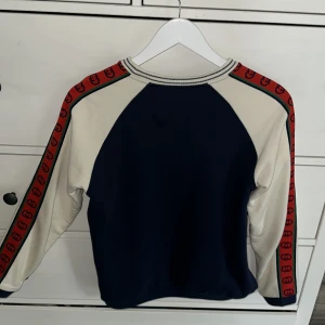 Gucci sweatshirt  - Äkta gucci sweatshirt nästan alldrig använd. Skick 9/10 då den är något år gammal men inga märken. Skriv gärna vid intresse för fler bilde osv… priser är inte hugget i sten passar 170cm