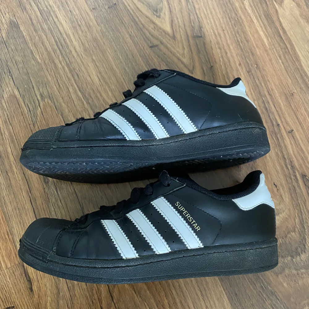 Svarta Adidas Superstar i stl 37 1/3🖤 Jag säljer dessa då de är för små för mig. Annars är skorna helt felfria med lätta tecken på användning! Orginal pris: 1 299 kr. Skor.