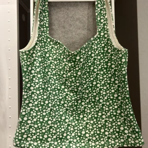 Somrig topp!💋 - Super sött linne som är perfekt på sommaren eller på andra årstider under en kofta!🙌🏽