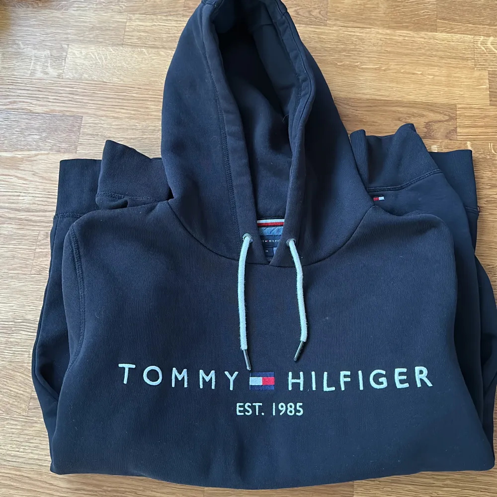 Tommy Hilfiger hoodie knappt använd skick 10/10, Storlek M  nypris ca 1200kr Pris kan diskuteras . Hoodies.