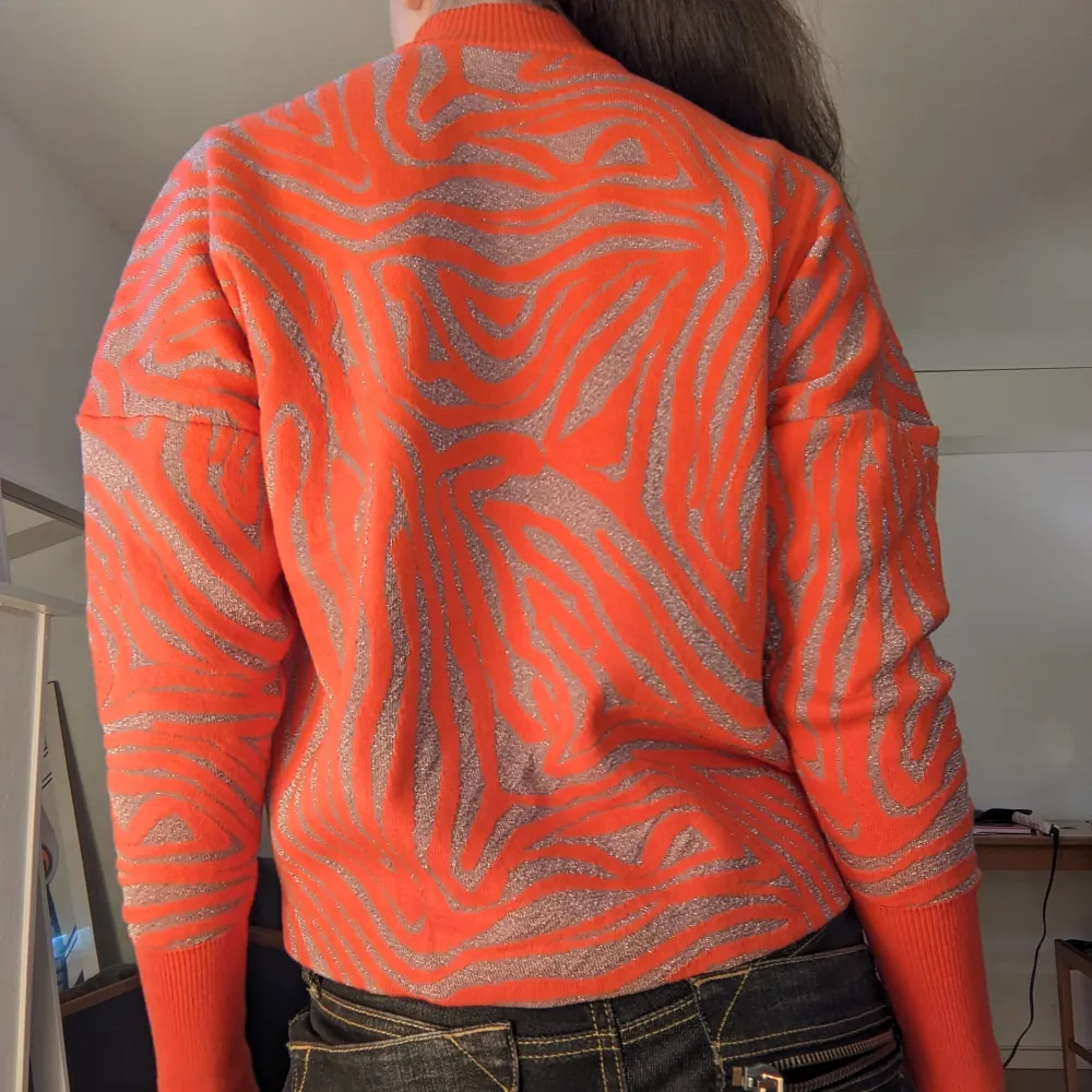 Asfin mönstrad tröja från YAS! ❤️ Orange och ljusrosa/glittrig! Nypris: 600. Aldrig använd, toppskick! Prislappen är kvar. Lyxigt material, skriv priv för mer bilder❤️ Är 170 cm, vanligtvis storlek 36/ S ❤️ . Tröjor & Koftor.
