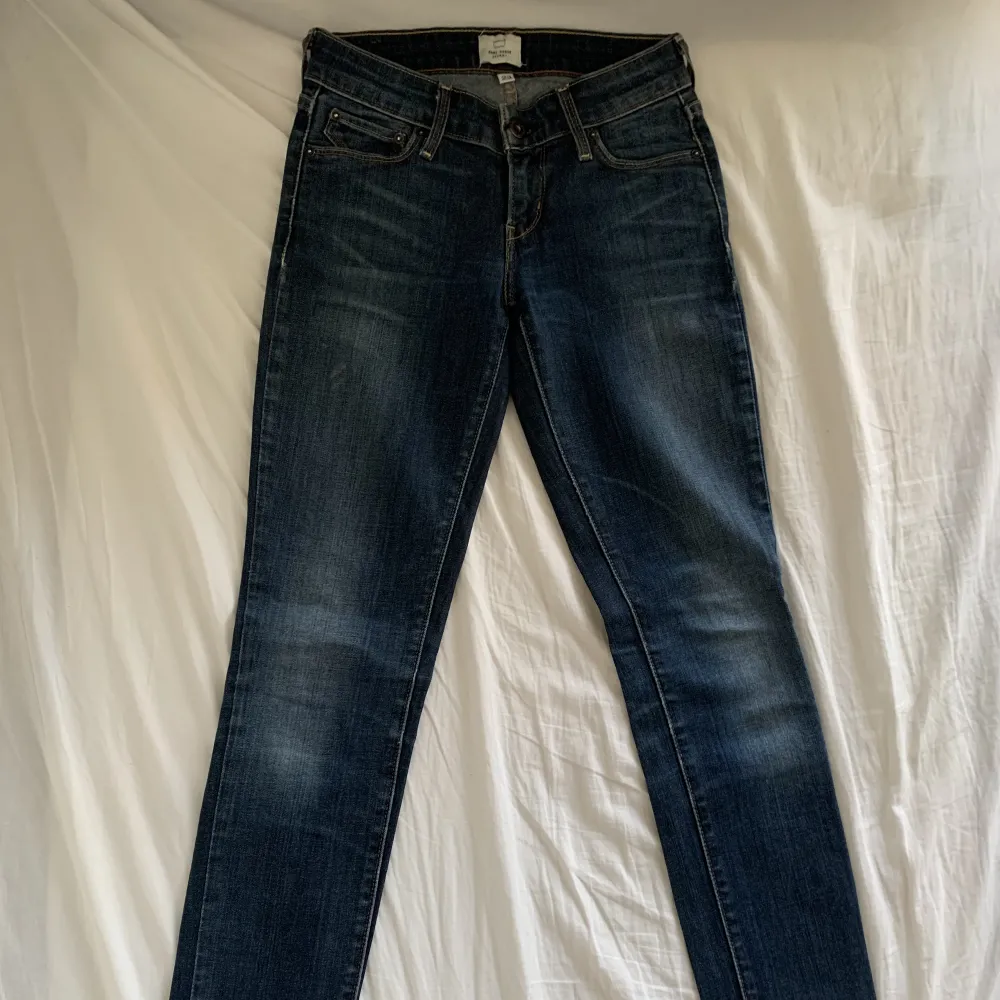 Vintage looking, äkta levis jeans! Snygga low waisted skinny jeans som formar sig fint efter kroppen. Säljer pga att dom är för små. Storlek 23 vilket motsvarar xxs. 🌻. Jeans & Byxor.
