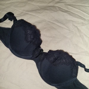 Bh från Hunkemöller - En bh från Hunkemuller i storlek 70A. Har blivit för liten för mig, använt skick. Ej pushup