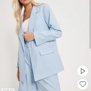 Oversize kavaj  - Den är oversize så kan passa en XL också. 