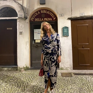 Klänning - Säljer en magiskt fin blå klänning som funkar till de mesta tillfällena. 