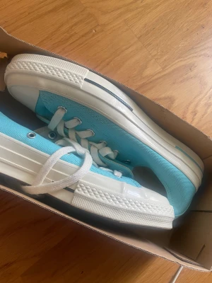 Oanvända converse - Unika och skit fina ljua blåa converse som är oanvända. Kartong medföljer.