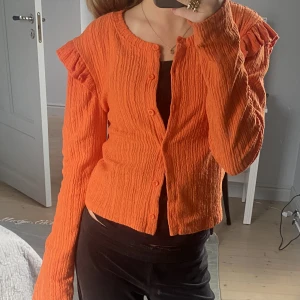 Söt kofta  - Söt kofta från zara i nyskick i storlek xs/s hör av vid frågor eller intresse 💋