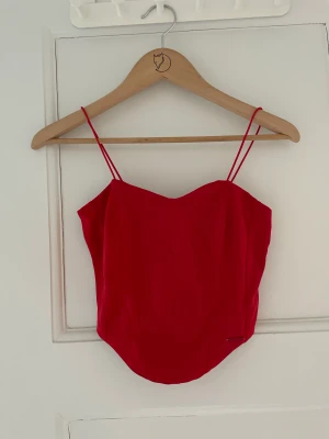 röd korsett-topp - röd crop top från river island i korsett-stil, mycket gott skick!