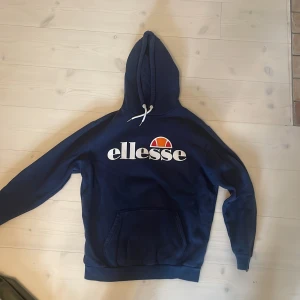 Ellesse hoodie  - En mörkblå ellesse hoodie. Bra skick inget trycksläpp. Storlek smal.