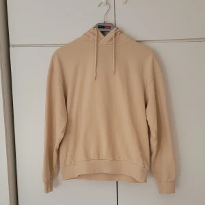 Hoodie ljusbeige - Ljusbeige hoodie från Lager 157 i storlek S. Har huva i bak. Armlängden från armhålan är ca. 50 cm och längden på tröjan är ca. 60 cm (mätte inte med huvan). Använd någon enstaka gång. 