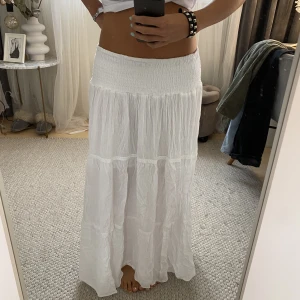 Vit långkjol - Säljer denna såå fina vita långkjolen!!💘💘💘toppen skick🙌🏼