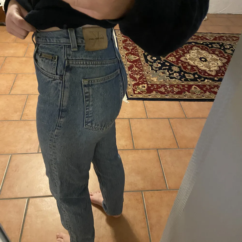 Vintage jeans från Calvin Klein. Passar mig bra som är 1,70 lång. . Jeans & Byxor.