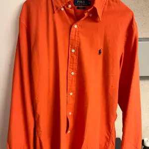 Säljer Orange Polo Ralph Lauren skjorta i storlek M. Jag är 185 cm och det är normal passform. 