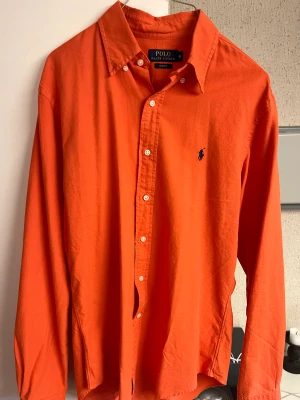 Ralph Lauren skjorta - Säljer Orange Polo Ralph Lauren skjorta i storlek M. Jag är 185 cm och det är normal passform. 